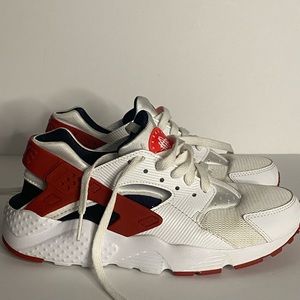 NIKE W AIR HUARACHE WHITE, RED & BLACK